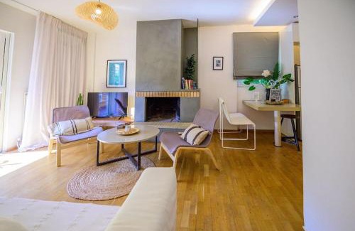 Vouliagmeni Apartamento | Seaside 2 BR Boho Minimal Apartment 80m Beachfront