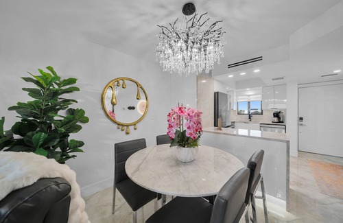 Mid Island Condominio | SEASIDE 302. Solmate is a luxurious BEACHFRONT 2BR / 2BA Condo in FMB