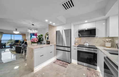 Mid Island Condominio | SEASIDE 302. Solmate is a luxurious BEACHFRONT 2BR / 2BA Condo in FMB