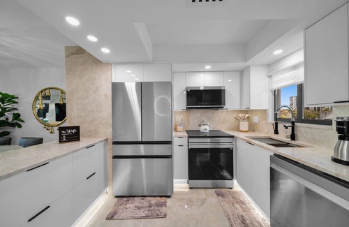 Mid Island Condominio | SEASIDE 302. Solmate is a luxurious BEACHFRONT 2BR / 2BA Condo in FMB