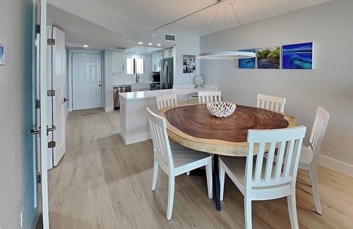 Mid Island Condominio | Seaside 405 | Gulf-Front Condo, Renovated, Stunning Views + Beach Access!