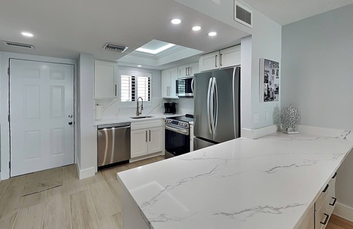 Mid Island Condominio | Seaside 405 | Gulf-Front Condo, Renovated, Stunning Views + Beach Access!