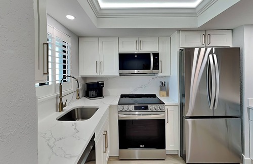 Mid Island Condominio | Seaside 405 | Gulf-Front Condo, Renovated, Stunning Views + Beach Access!