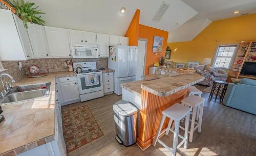 Rodanthe Casa | Seaside 5BR Caribbean Escape near the Rodanthe Pier