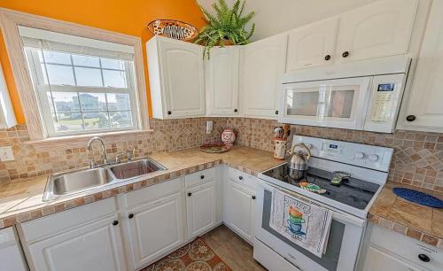 Rodanthe Casa | Seaside 5BR Caribbean Escape near the Rodanthe Pier