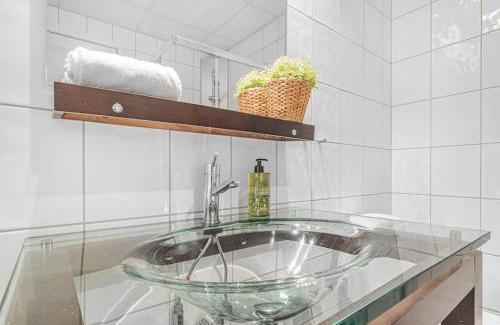 Sandviken Apartamento | Seaside Apt. Catch Crabs from Your Bedroom Window!