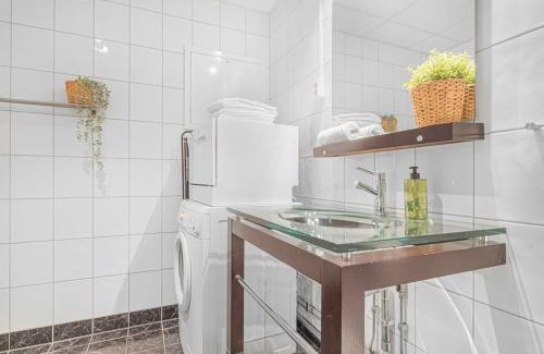 Sandviken Apartamento | Seaside Apt. Catch Crabs from Your Bedroom Window!