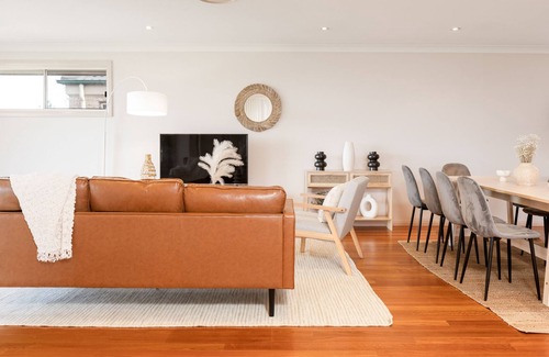 Berkeley Vale Casa | Seaside Bliss: Central Coast Waterfront Haven