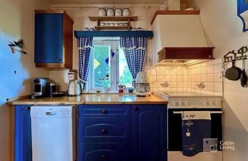 Gressvik Casa | Rustic seaside cottage with jetty near Hankø