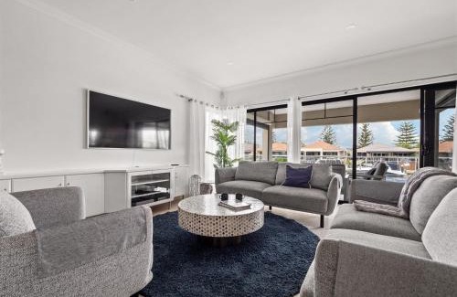 Halls Head Casa | Seaside Canal Home-spacious Family Retreat Jetty