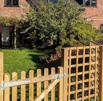 Bacton Casa | Seaside Cottage, 8min walk to beach. Dog friendly.