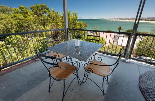 Gordons Bay Central Casa | 'Seaside Cottage', Sleeps 4 with a 3 minute walk from the beach!