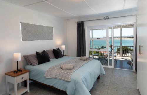 Gordons Bay Central Casa | 'Seaside Cottage', Sleeps 4 with a 3 minute walk from the beach!
