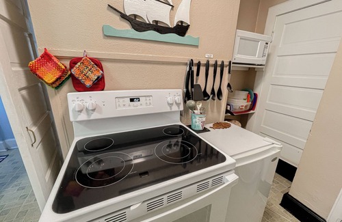 Virginia Beach Cabaña | Seaside Cottage: Perfect for Large Families, Just 20 Yards from the Beach!