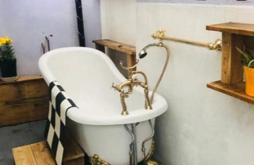 Brixham Casa | Seaside cottage with outside roll top bath!