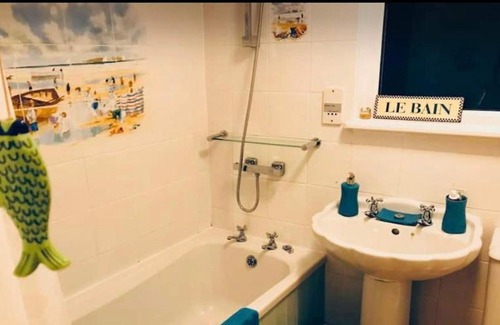 Brixham Casa | Seaside cottage with outside roll top bath!