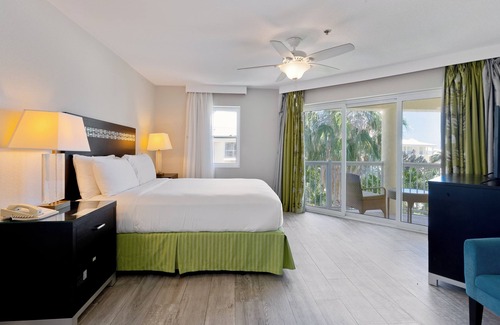 Crystal Harbour Complejo | Seaside Dream! Amazing Island View Room w/ 1 Queem Bed, Outdoor Pool