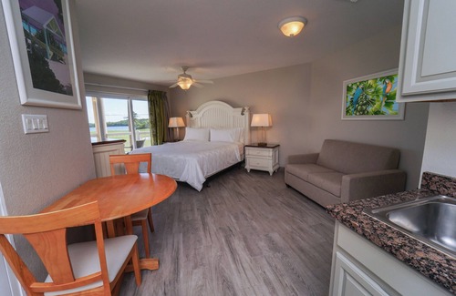 Crystal Harbour Complejo | Seaside Dream! Amazing Island View Room w/ 1 Queem Bed, Outdoor Pool
