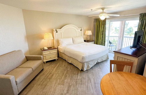 Crystal Harbour Complejo | Seaside Dream! Amazing Island View Room w/ 1 Queem Bed, Outdoor Pool