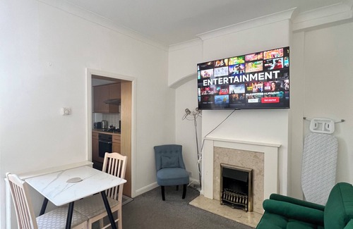 Southend-on-Sea Casa | Seaside Escape – 4 Mins to the Beach, Cosy for Families & Big Groups!