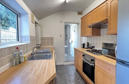 Southend-on-Sea Casa | Seaside Escape – 4 Mins to the Beach, Cosy for Families & Big Groups!