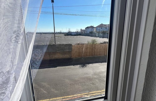 Southend-on-Sea Casa | Seaside Escape – 4 Mins to the Beach, Cosy for Families & Big Groups!