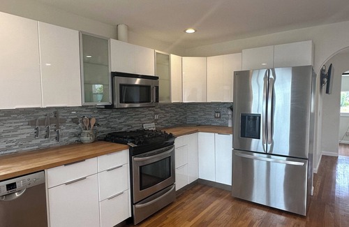 West Mesa Casa | Seaside Escape in amazing SB with Hot Tub - Pet Friendly!