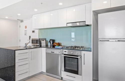 Redcliffe Apartamento | Seaside Escape with Pool, Balcony and Views