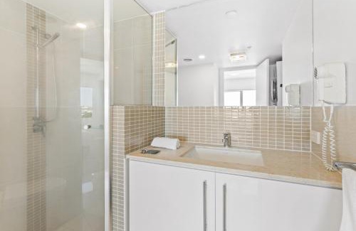 Redcliffe Apartamento | Seaside Escape with Pool, Balcony and Views
