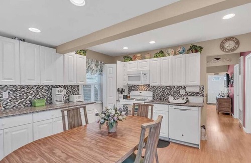 Seaside Heights Casa | Seaside Getaway! 3 Blocks to Beach +Washer/Dryer