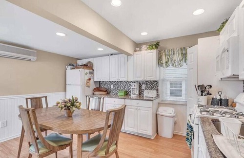 Seaside Heights Casa | Seaside Getaway! 3 Blocks to Beach +Washer/Dryer