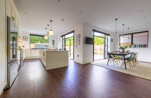 Boscombe Cabaña | Seaside glamour- steps from the beach - Oceans Reach