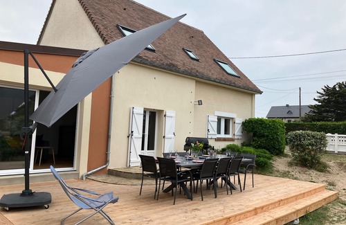 Saint-Germain-sur-Ay Casa | Seaside home, 1 min walk to the sandy beach, jacuzzi and plenty of outdoor space