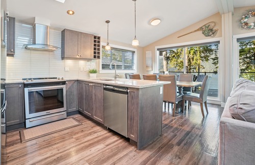 Port Renfrew Casa | Seaside Haven | Port Renfrew | Private Hot Tub with Ocean View!