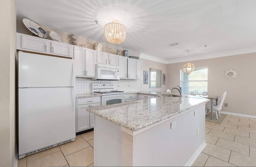 Butler Beach Apartamento | Seaside Haven Stylish Condo 3 Pools New Rental