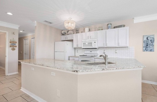 Butler Beach Apartamento | Seaside Haven Stylish Condo 3 Pools New Rental