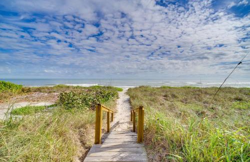 Ocean Park Apartamento | Seaside Home on the Space Coast with Beach Access!