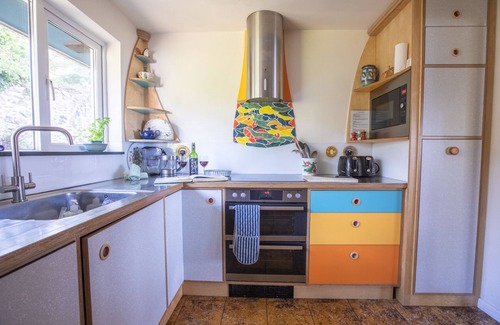 Treator Casa | Casa al mar, gran salón se abre a césped elevada. 2 minutos a pie de la playa