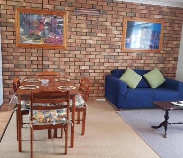 Kingscote Apartamento | Seaside Lodge-Summer deals is now on, book now for backpacker's price with 2 bedrooms-Esplanade and Buller St Kingscote-pay half then other half a week before arrival