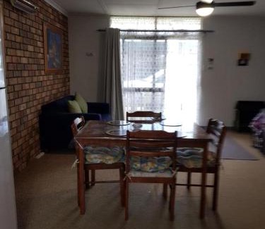 Kingscote Apartamento | Seaside Lodge-Summer deals is now on, book now for backpacker's price with 2 bedrooms-Esplanade and Buller St Kingscote-pay half then other half a week before arrival