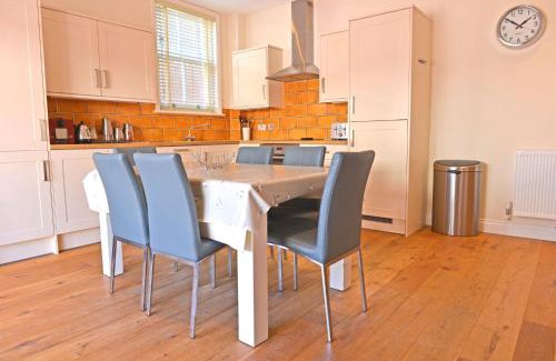 Meads Casa | Seaside Mews - charming 2-bed cottage close to the sea