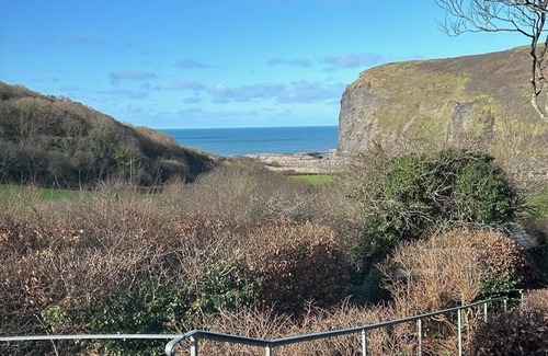 Crackington Haven Casa | Seaside Retreat, bungalow with sea views, 5 min walk sandy, surfing beach.