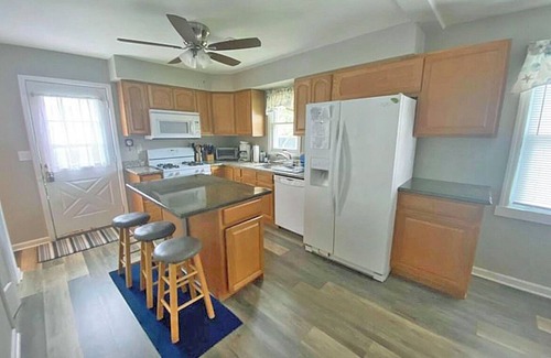 Seaside Heights Casa | Seaside Retreat Cottage ha sido totalmente renovado y tiene mucho espacio en el patio trasero.