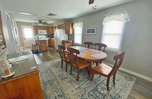 Seaside Heights Casa | Seaside Retreat Cottage ha sido totalmente renovado y tiene mucho espacio en el patio trasero.
