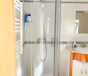 Sao Bernardino Casa | Seaside room in a Peniche townhouse featuring a private bathroom and shared access to the swimming pool and kitchen