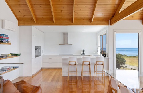 Ventnor Casa | Seaside Sanctuary: Pool & Beachfront - WIFI, Linen, Pool, Spa, Beachfront