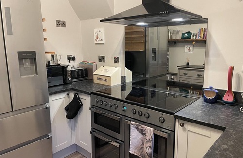 Scarborough Casa | Seaside-Scarborough-WiFi-Parking-PetsOK-Sleeps-7/8