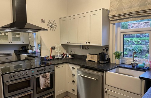 Scarborough Casa | Seaside-Scarborough-WiFi-Parking-PetsOK-Sleeps-7/8