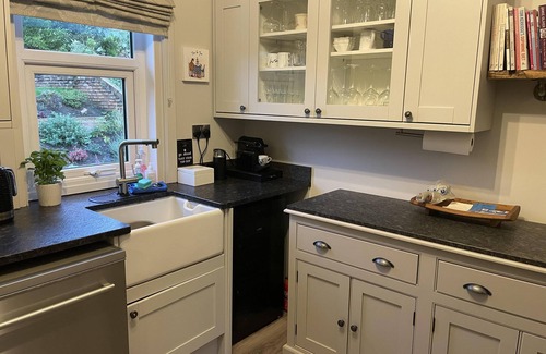 Scarborough Casa | Seaside-Scarborough-WiFi-Parking-PetsOK-Sleeps-7/8