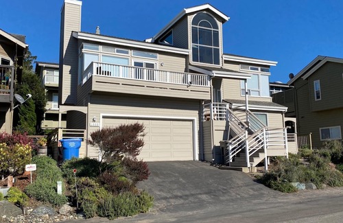Marine Terrace Casa | Serenity by the Sea ~ 3 KING + 2 Queen Suites ~ Walk 2 Blocks 2 the BEACH!